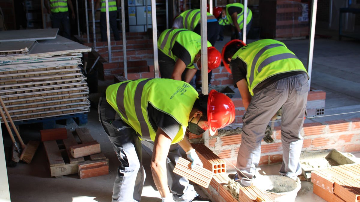 Treballadors de la construcció en la seua jornada laboral en una obra.