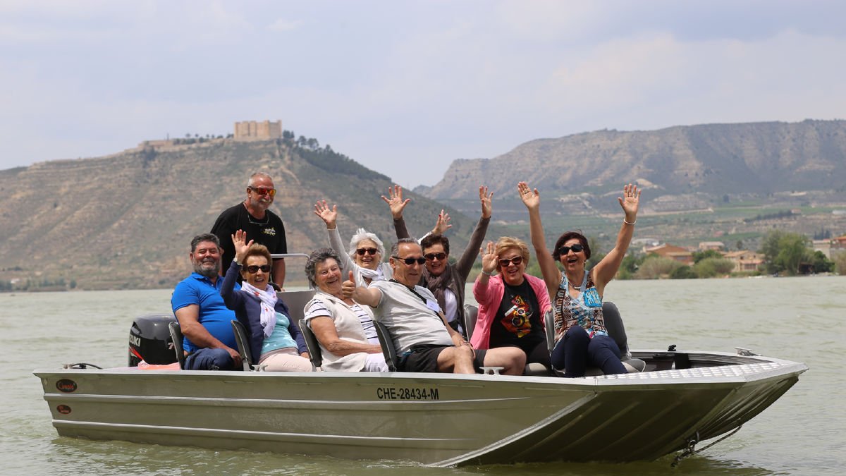 Alguns dels turistes que ja han experimentat els viatges amb vaixell a la cua de Riba-roja.