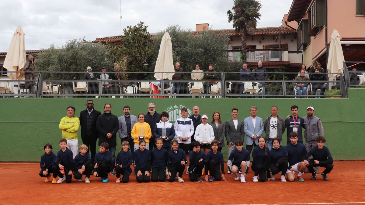 Foto de família del torneig, que va culminar ahir a les instal·lacions del Club Tennis Urgell.