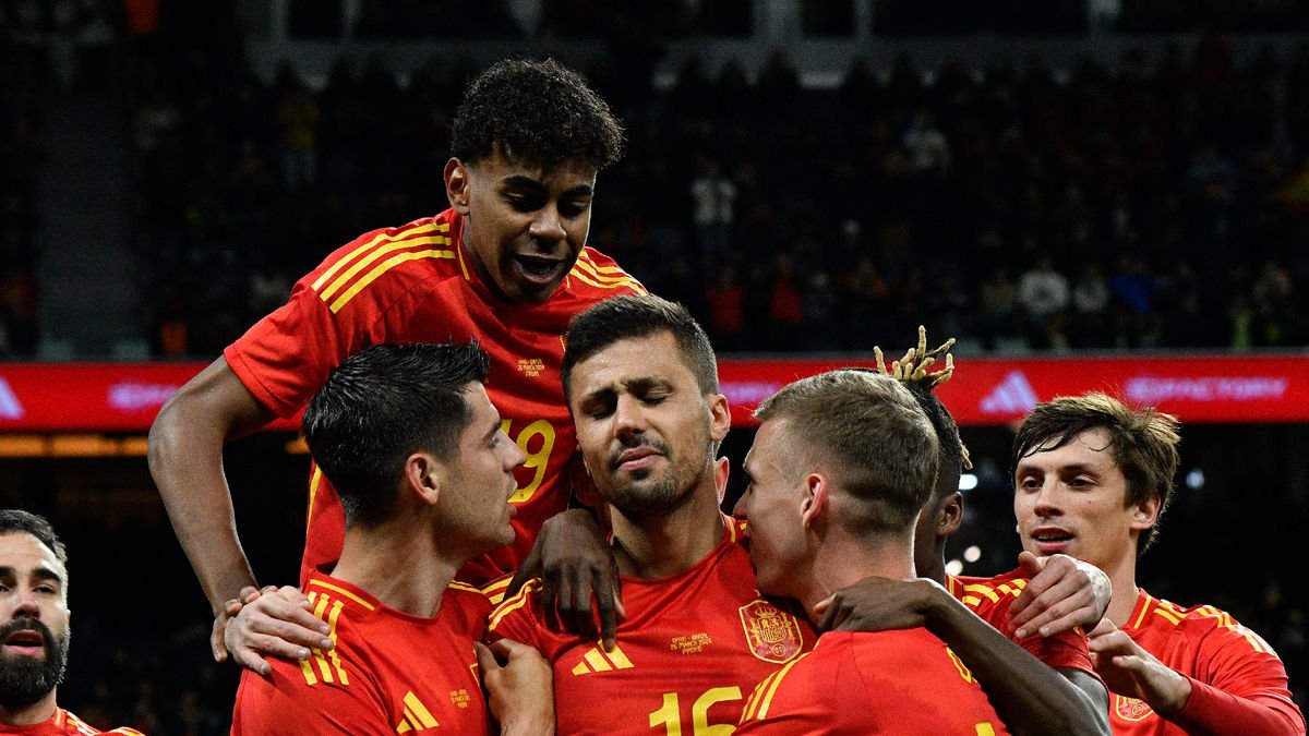 Lamine Yamal i jugadors de la selecció espanyola celebren un gol durant la primera meitat.
