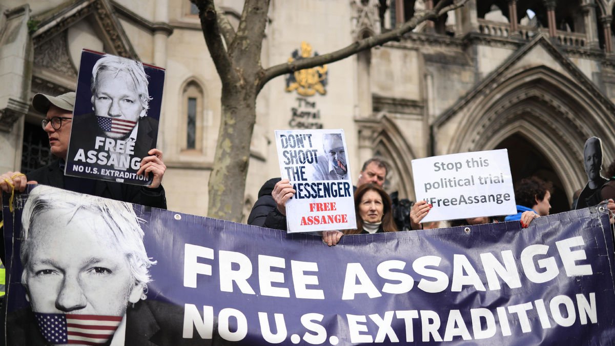Protesta de seguidors d’Assange davant dels jutjats londinencs.