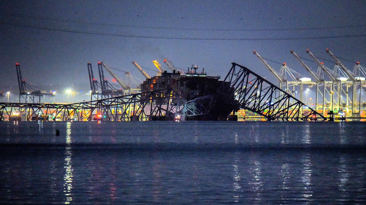 El vaixell de càrrega ‘Dali’, amb bandera de Singapur, es va estavellar contra el pont Francis Scott Key.