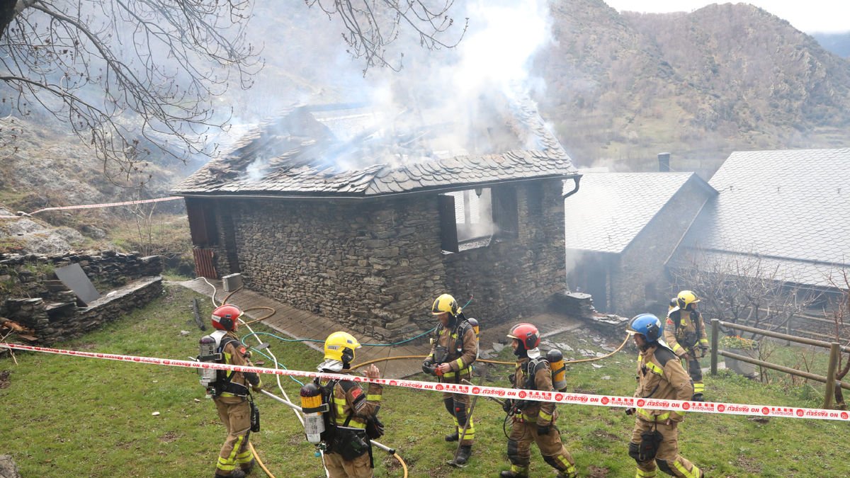 Un incendi destrueix una casa a Estaon, a la Vall de Cardós