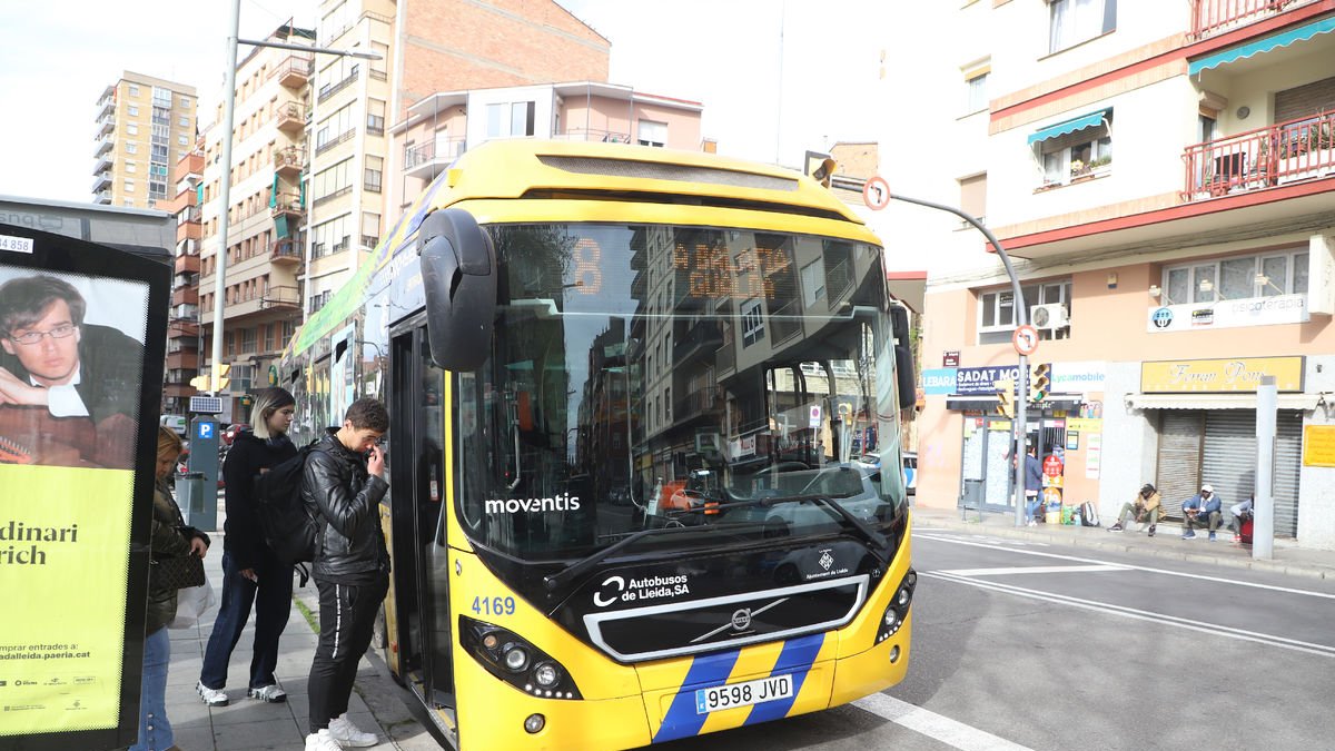 La línia 8 surt del baixador de l’avinguda Madrid i recorre el Clot, Balàfia i el Pla de Gualda.
