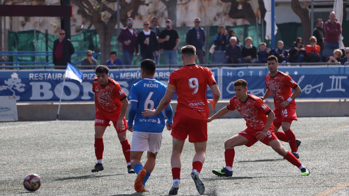 Un jugador del Rapitenca persegueix la pilota davant de la presència de futbolistes del Mollerussa.
