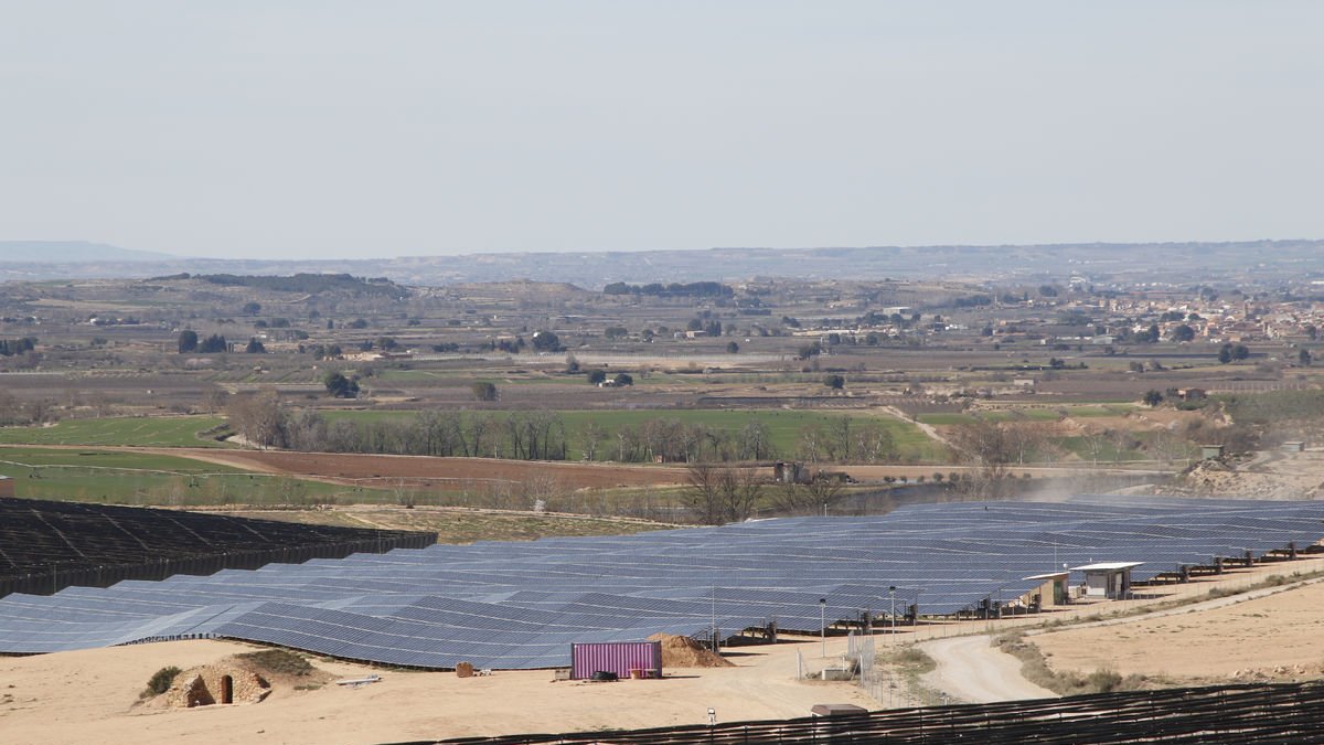La central solar de Mas Roig a Castelldans, la més gran construïda fins ara a Lleida.