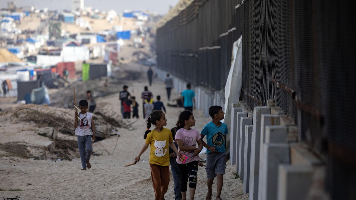 Nens palestins desplaçats al costat de la tanca fronterera amb Egipte al sud de la Franja de Gaza.