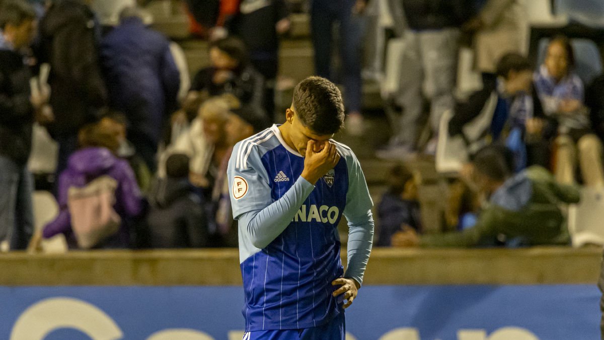 Javi Robles es lamenta al perdre diumenge contra el Sant Andreu.
