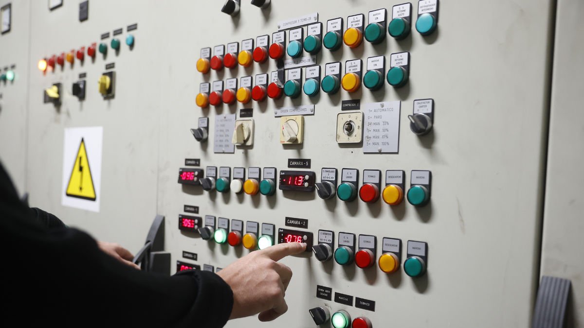 Imatge d’arxiu d’un plafó de comandaments en una central elèctrica.