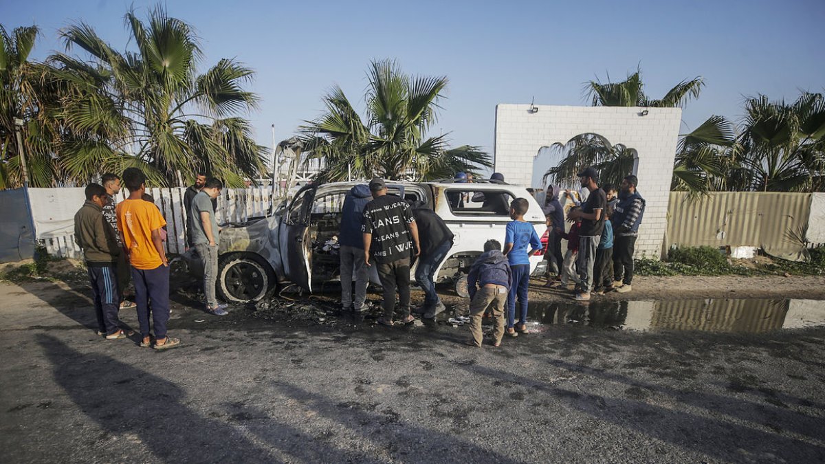 El cotxe de l’ONG World Central Kitchen (WCK) bombardejat ahir per les forces israelianes.
