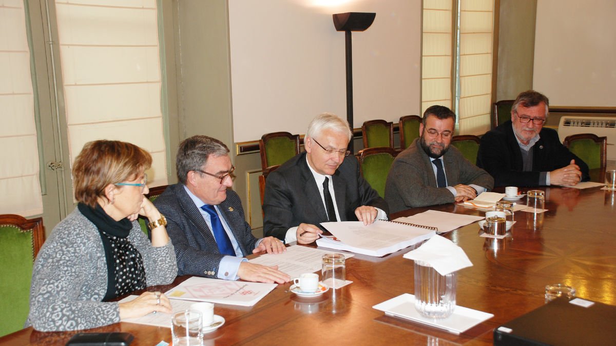 La delegació lleidatana va lliurar el febrer del 2014 el dossier de la candidatura al conseller de Cultura.
