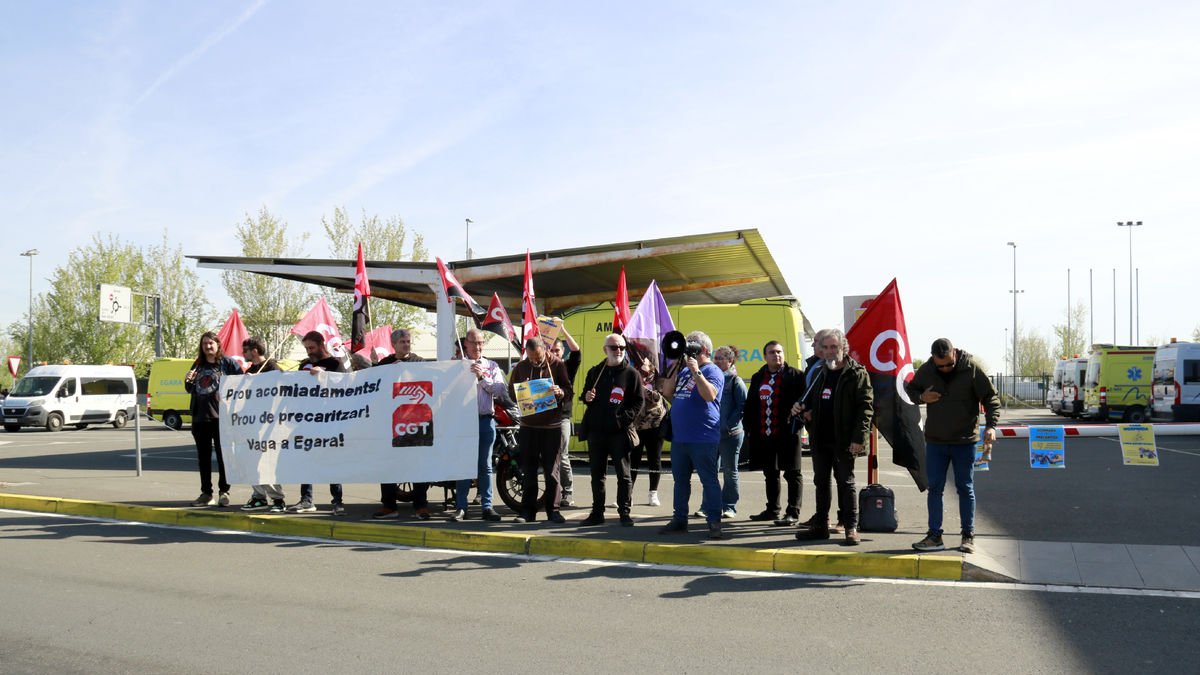 Treballadors i membres del sindicat CGT ahir a la seu d’Egara.