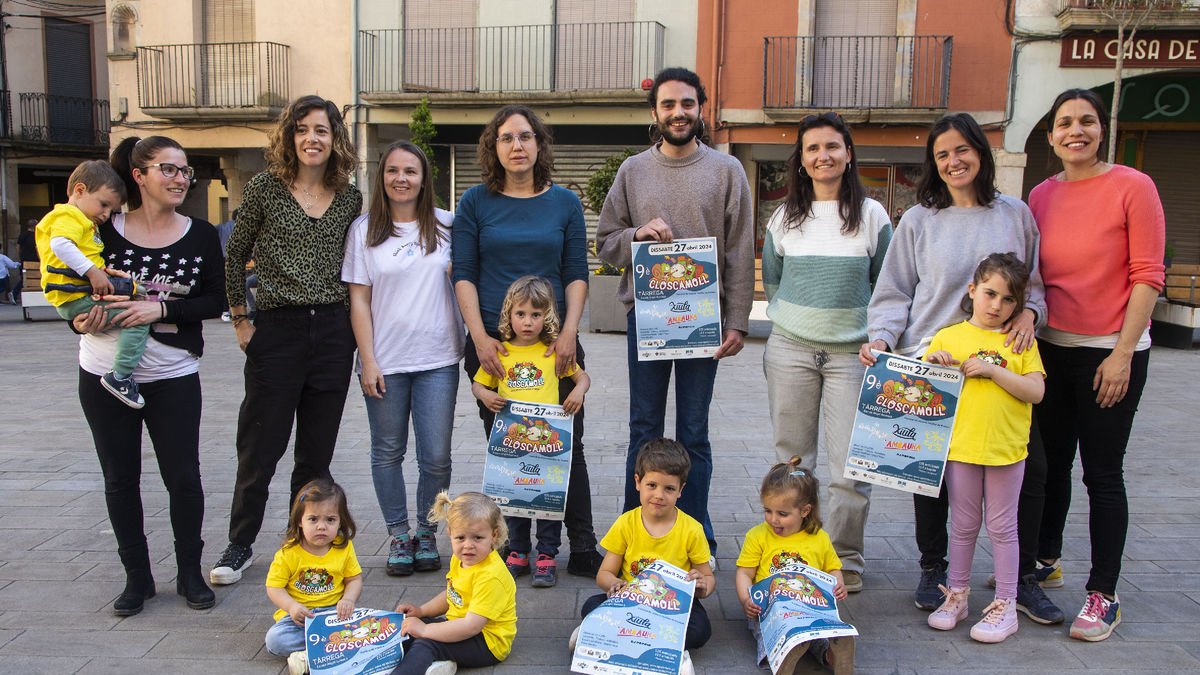 Presentació de Lo Closcamoll ahir a la plaça Major de Tàrrega.