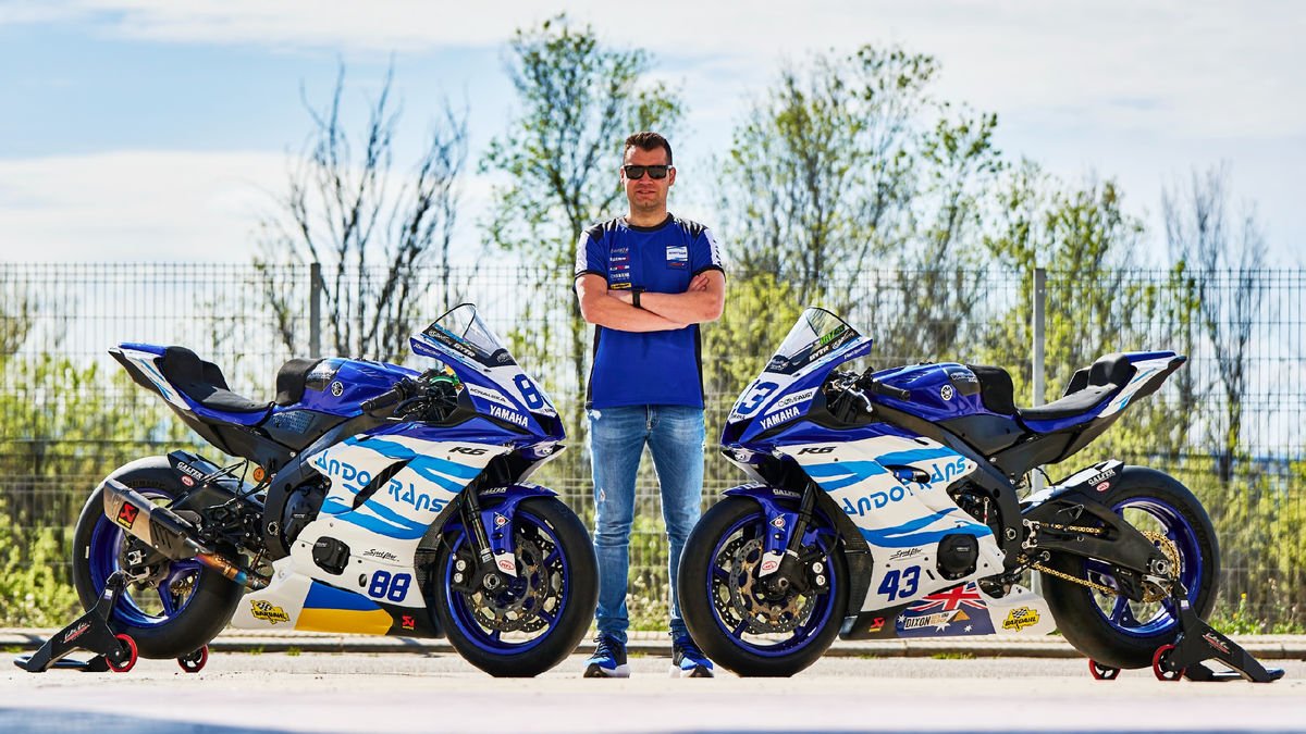 El mànager de l’equip, Ferran Torrentó, amb les noves motos d’aquesta temporada.