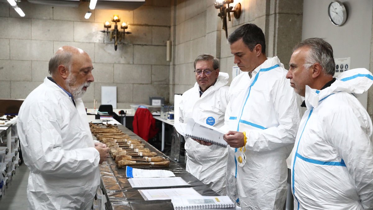 Sánchez va visitar ahir el laboratori forense on analitzen les exhumacions del Valle de Cuelgamuros.