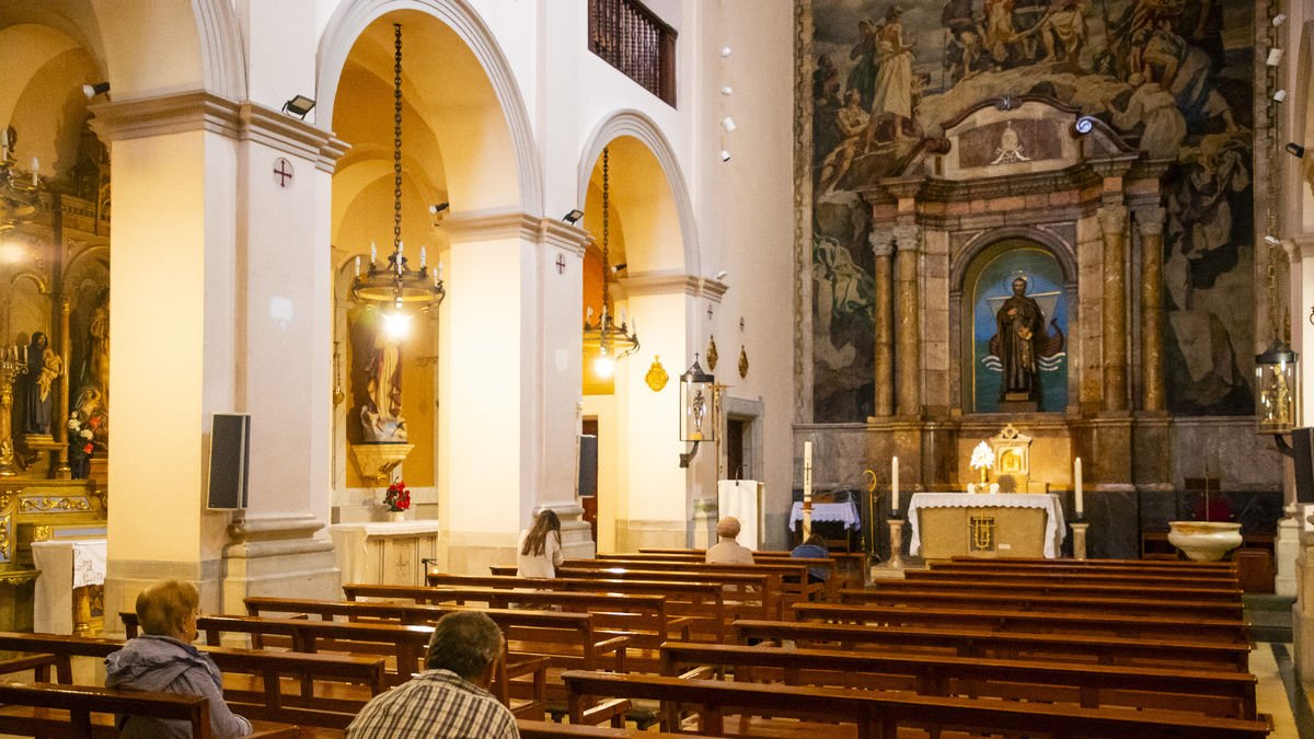 Fidels acudeixen cada dia per torns a l’església de Sant Pere de Lleida per adorar el Senyor.