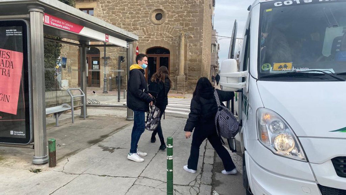 Imatge d’arxiu del bus a demanda en una de les rutes de la Segarra.