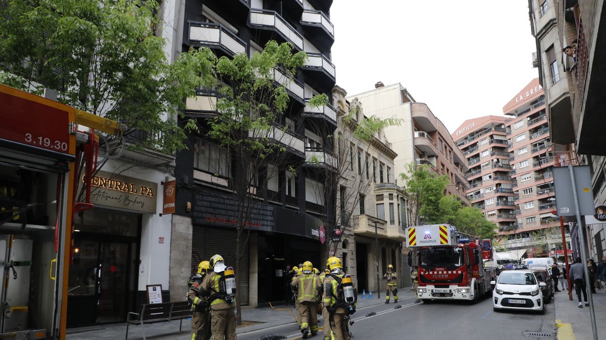 Bombers treballant ahir en el foc a Anselm Clavé.