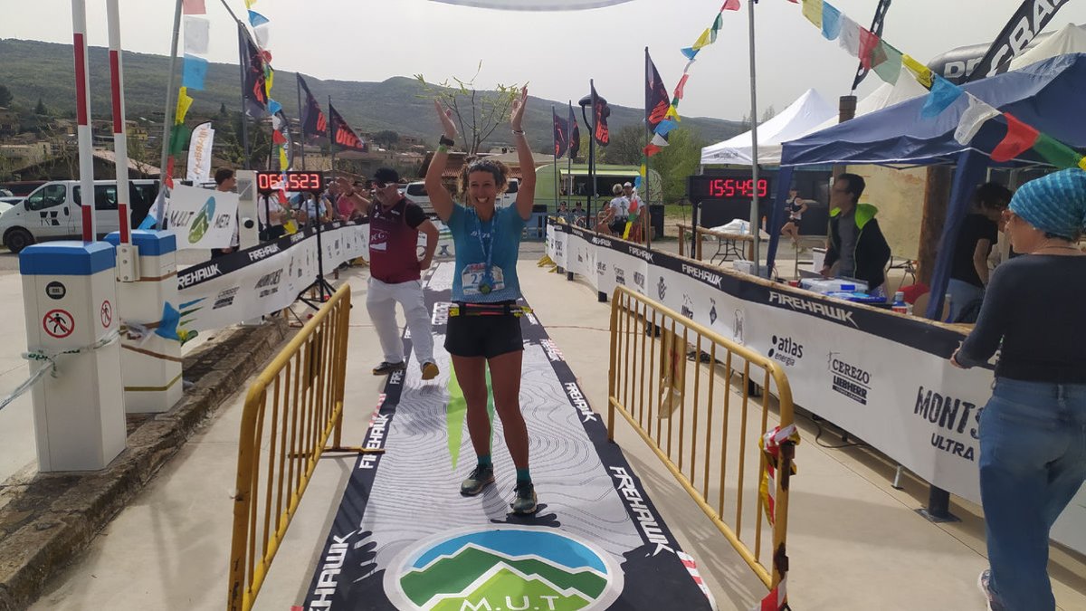 La guanyadora de la marató femenina, la mallorquina Àngels Llobera, celebra la victòria.