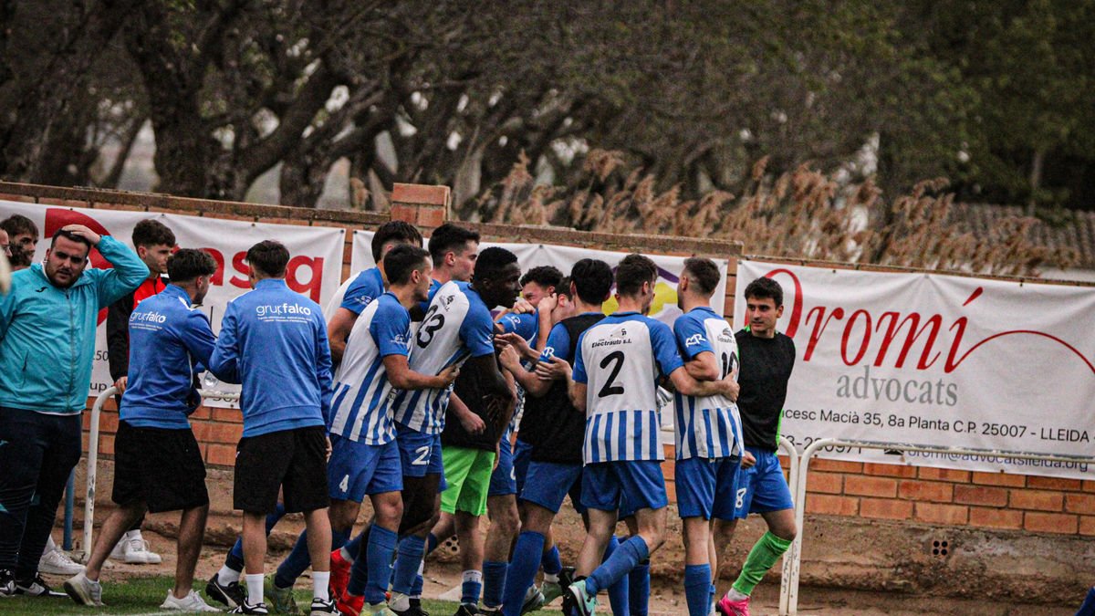 Els jugadors de l’Artesa de Lleida formen una pinya per celebrar el gol de la victòria.