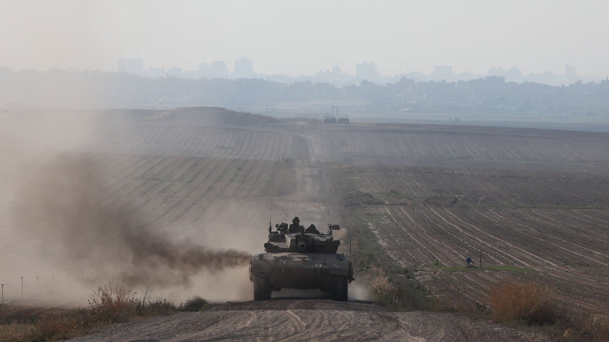 Un tanc israelià patrullant al voltant de la frontera entre Gaza i Israel, al sud de l’enclavament.