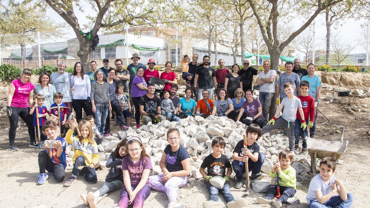 Construeixen un mur de pedra seca a l'escola Maria-Mercè Marçal