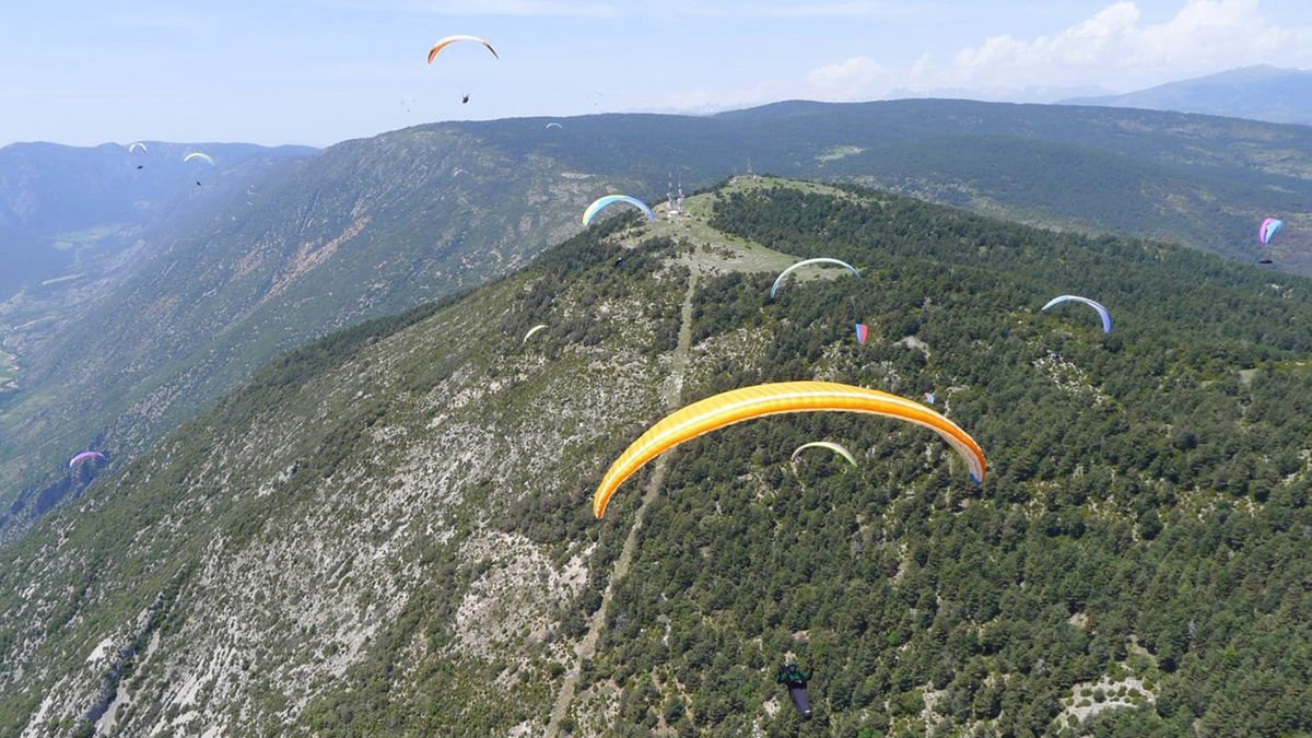 L’avió vola per sobre de la muntanya del Cogulló, a la imatge.