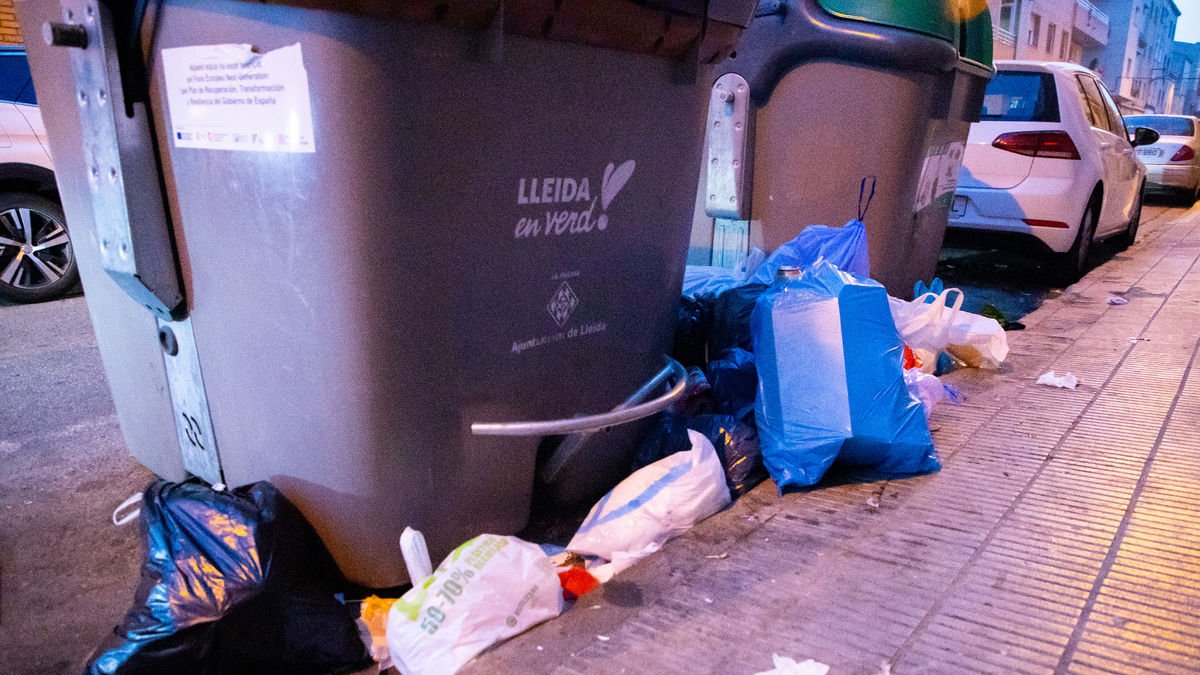 Imatge de bosses d’escombraries al costat de contenidors a la zona de Pardinyes amb porta a porta.