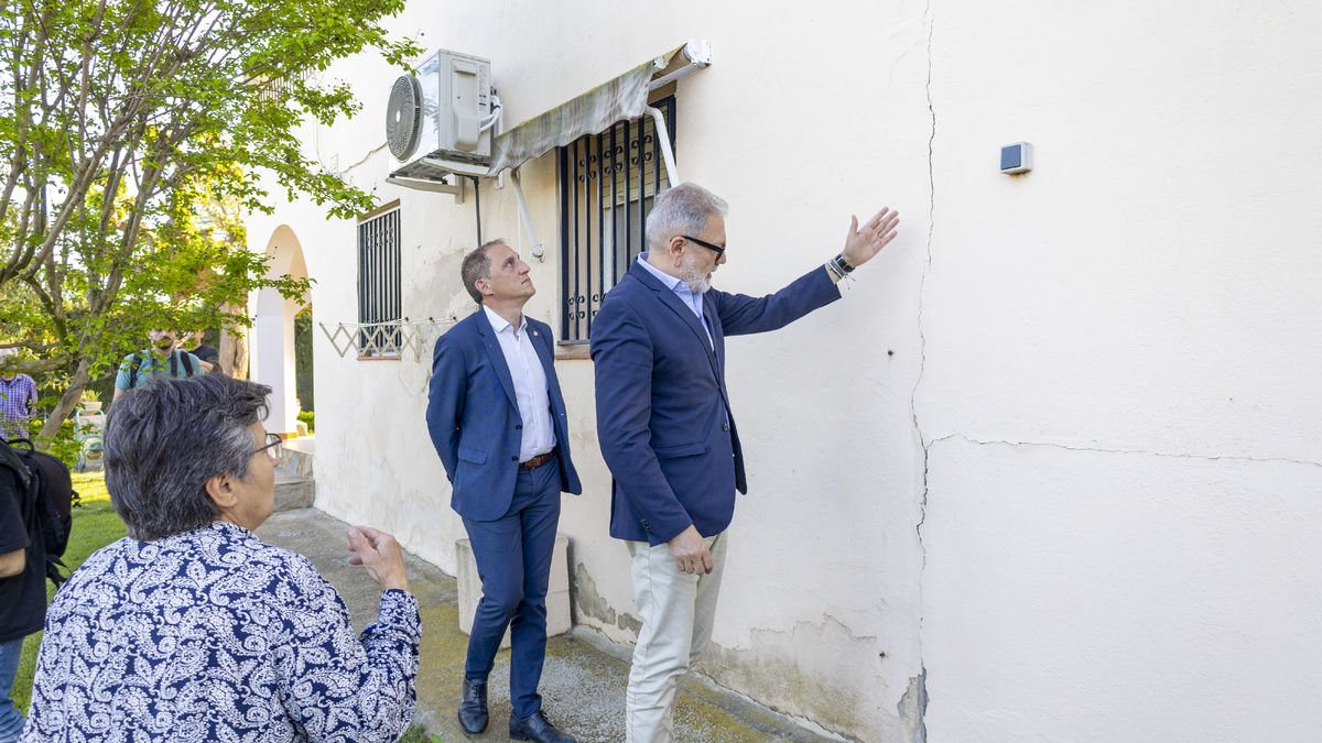 Fèlix Larrosa i José Crespín inspeccionant esquerdes d’un dels habitatges afectats.