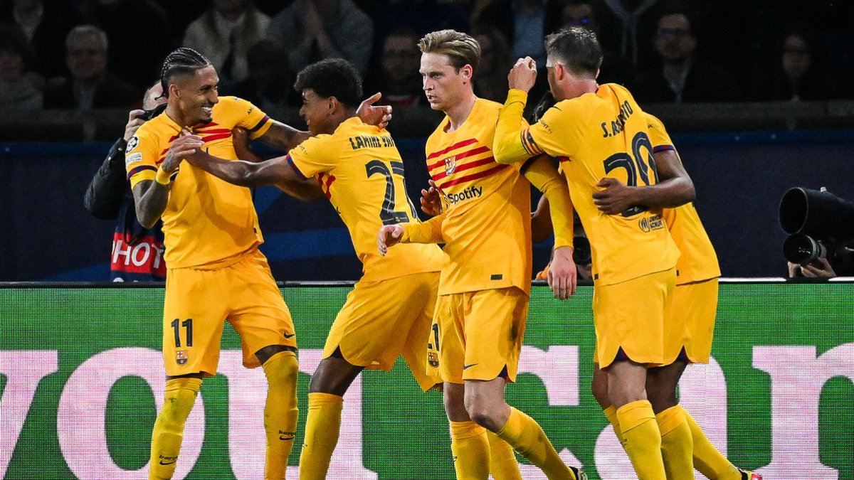 Els jugadors del Barcelona celebren un dels gols que van anotar ahir davant del PSG a París.