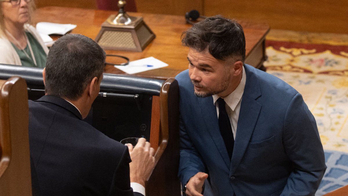 El portaveu d’ERC al Congrés, Gabriel Rufián, conversant ahir a la Cambra amb Pedro Sánchez.