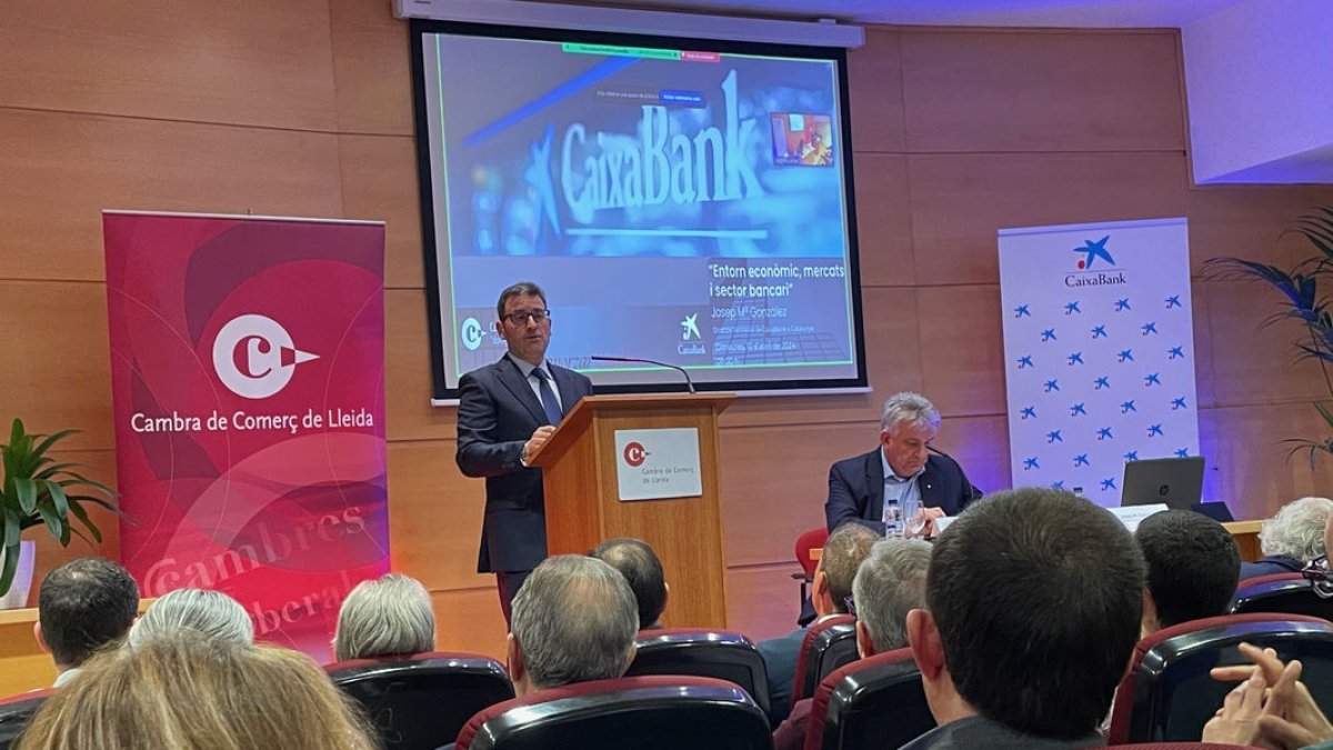 Josep Maria Gonzàlez imparteix la conferència a la sala d’actes de la Cambra, amb l’aforament complet.