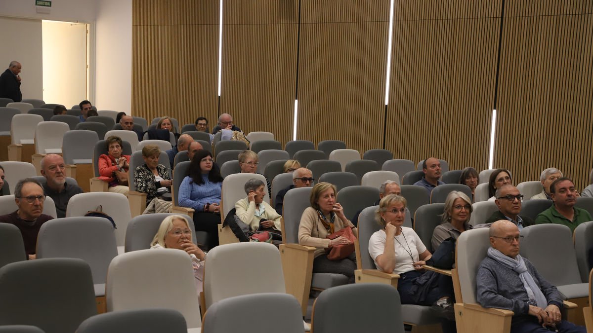 Jornada a l’Arnau ■ L’Associació Parkinson Terres de Lleida va commemorar ahir el Dia Mundial d’aquesta patologia amb una jornada a l’Hospital Arnau de Vilanova que va abordar els avenços en el tractament (com l’estimulació dopaminèrg ...