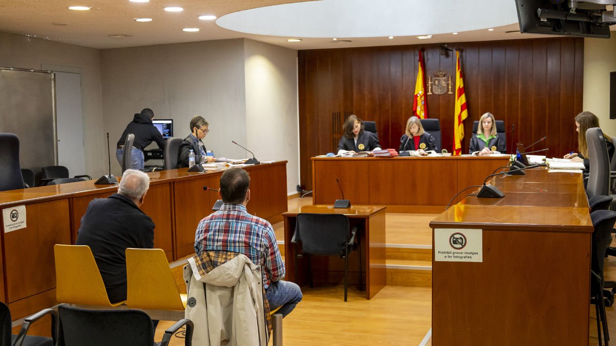 Els dos acusats, ahir al banc de l’Audiència.