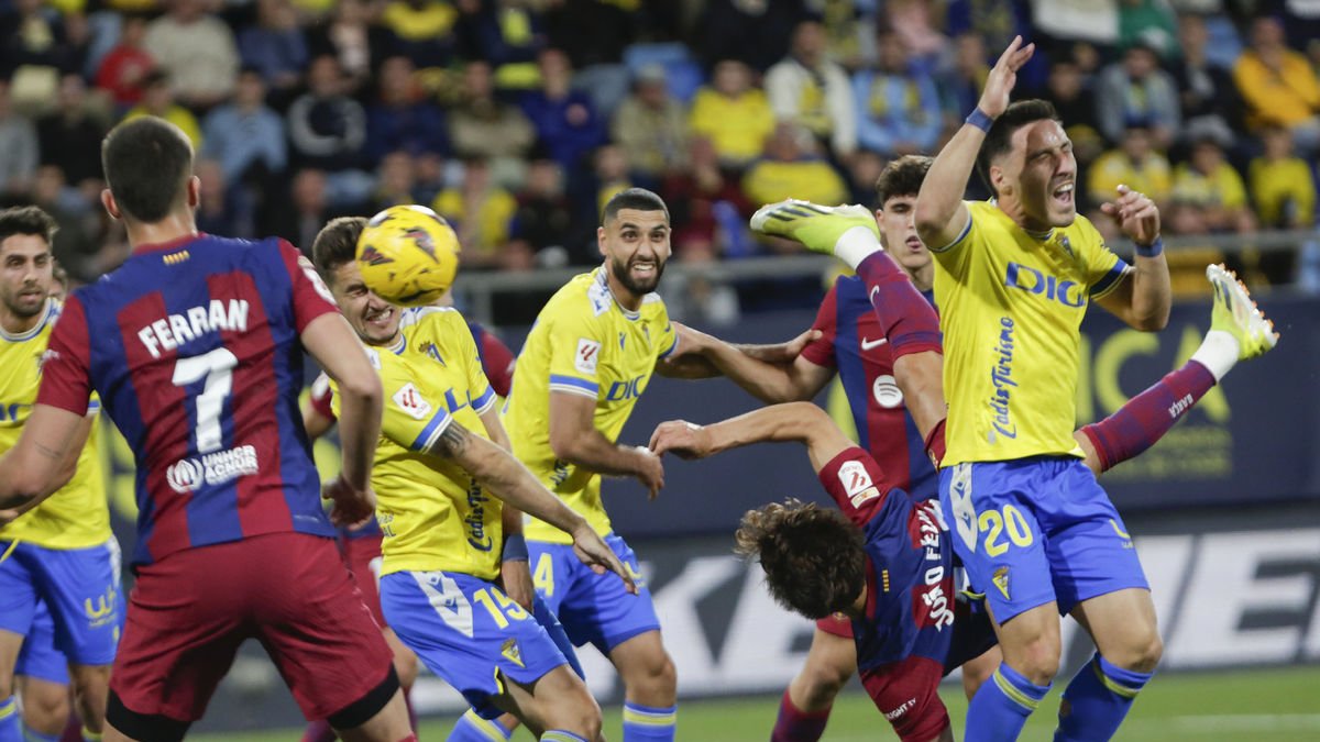 Joao Félix, en el moment d’empalmar la pilota de xilena per aconseguir el gol amb què el Barça derrotaria el Cadis.