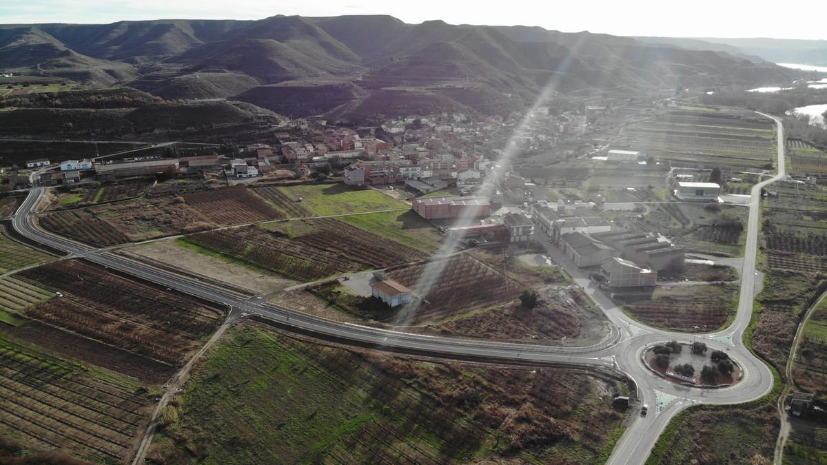 Vista aèria de Mequinensa, en la qual es pot veure a la dreta la carretera a la localitat.