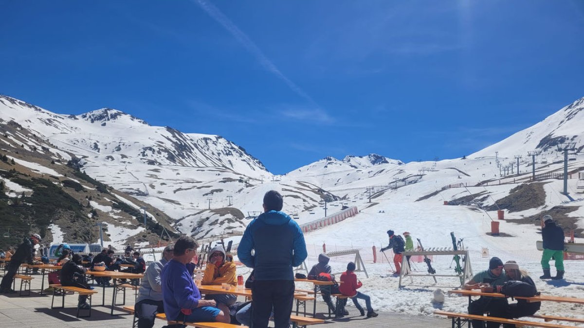 Alguns dels esquiadors que ahir van visitar l’estació de Boí Taüll.