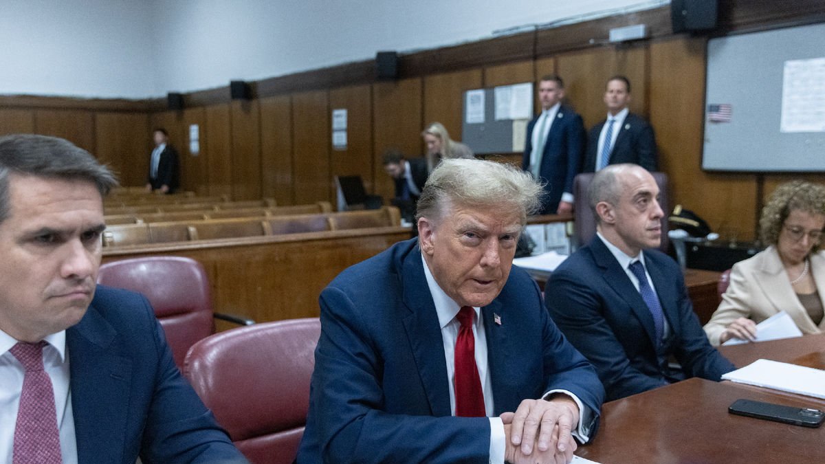 L’expresident nord-americà Donald Trump assisteix al primer dia del seu judici per suborn a l’exactriu porno Stormy Daniels.