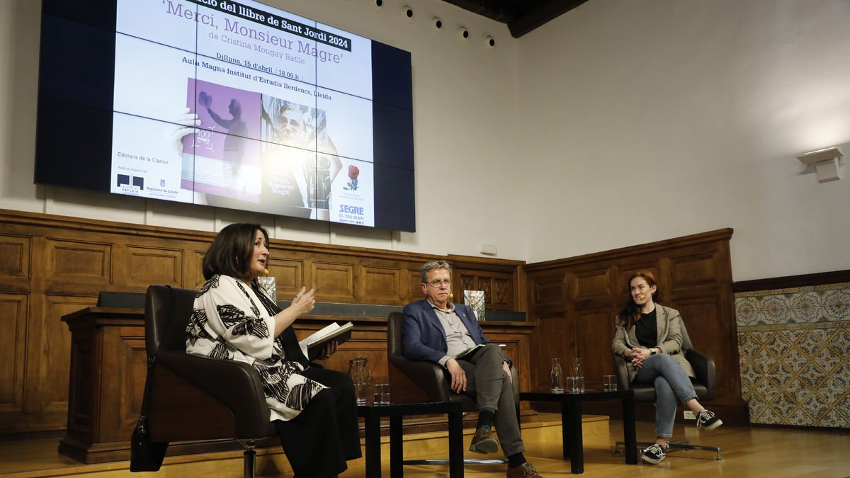 La directora de SEGRE, Anna Sàez; el president de la Diputació, Joan Talarn; i l’autora del llibre, Cristina Mongay, ahir a l’IEI.