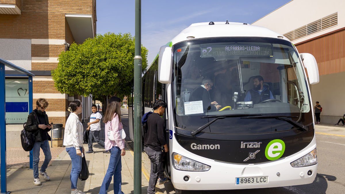 Veïns de Torrefarrera agafant el bus exprés cap a Lleida.