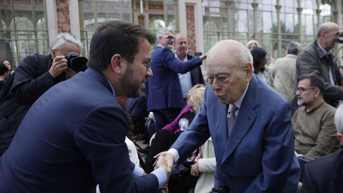Aragonès saluda Jordi Pujol ahir en l’acte del 40 aniversari del síndic de greuges de Catalunya.