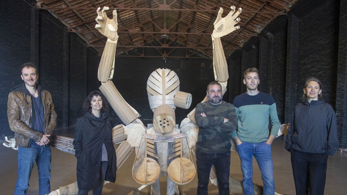 Representants de FiraTàrrega i Escola Ondara posen amb una falla, obra de Jordi Claramunt.