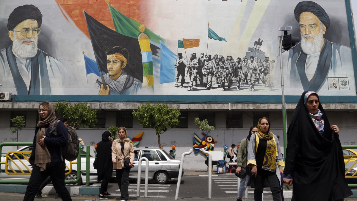 Iranians passen al costat d’un mural del líder suprem aiatol·là Ali Khamenei i del difunt aiatol·là Ruhollah Khomeini a Teheran.