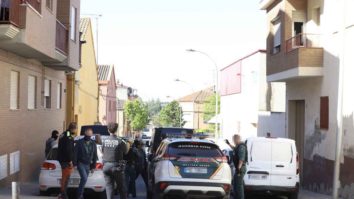 Agents de la Guàrdia Civil ahir durant l’ampli operatiu desplegat a Almacelles.