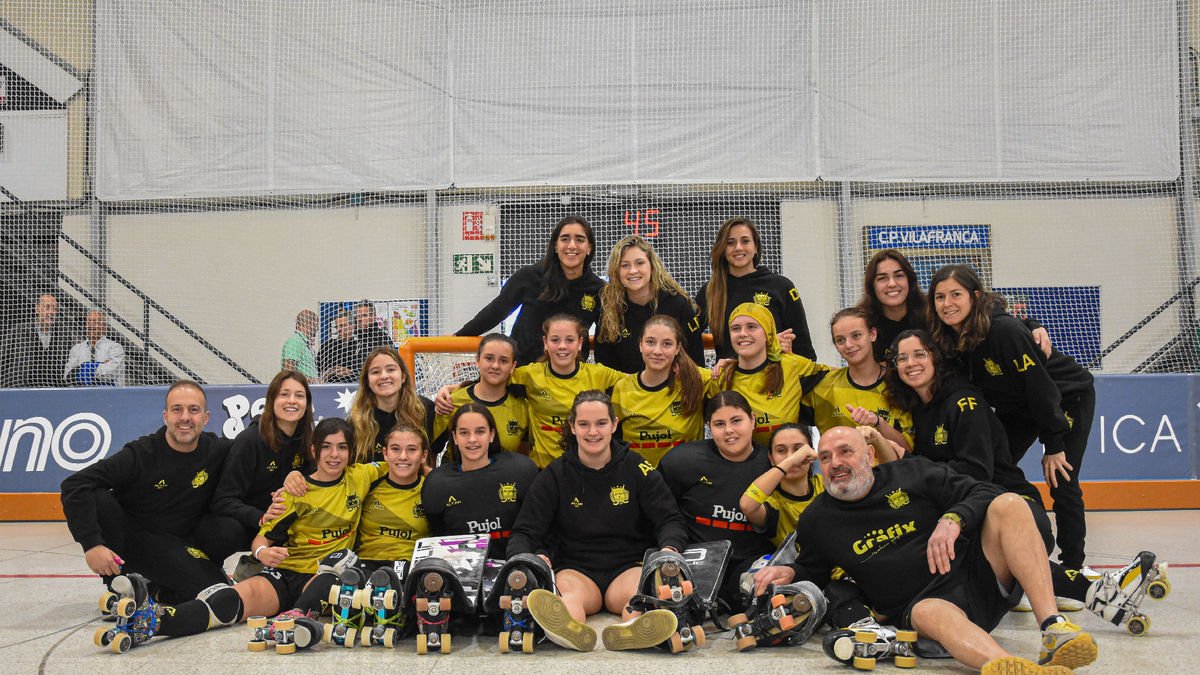Les jugadores del primer equip del Vila-sana van posar amb les del Fem15 després del partit d’ahir.