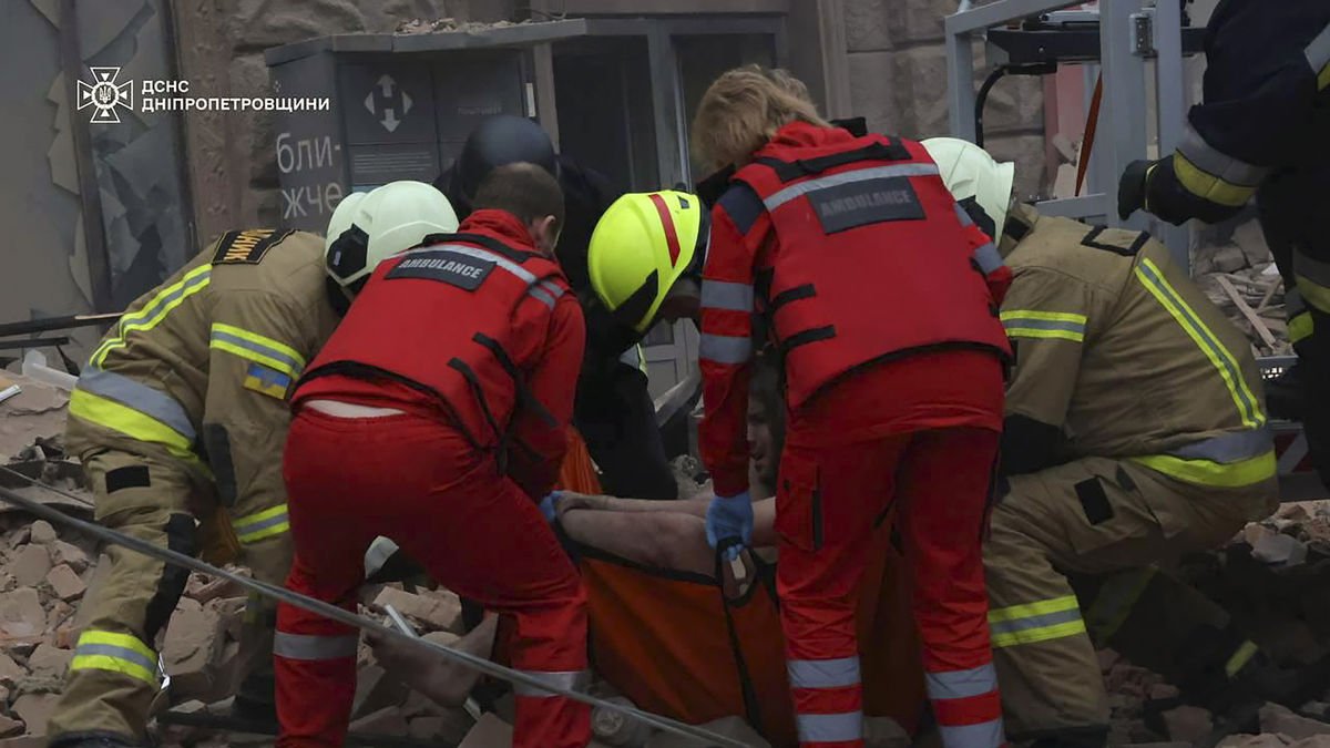 Els equips d’emergències treuen víctimes d’entre la runa.