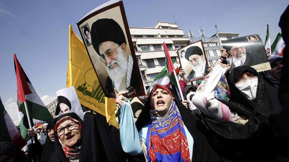 Les dones iranianes protesten contra Israel en una manifestació pels carrers de Teheran.