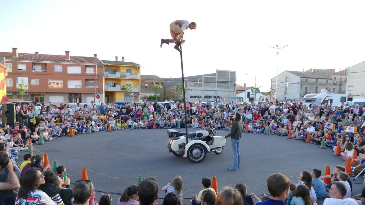 Un moment de l’espectacle ‘Sidecar’, de Pessic de Circ, ahir a la plaça 1 d’Octubre de Bellcaire.