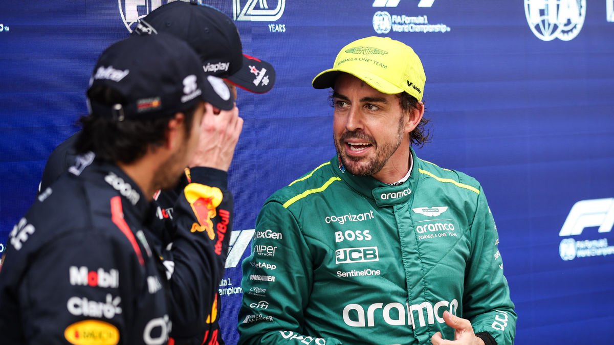 Alonso, parlant amb Verstappen i Pérez després de la qualy.