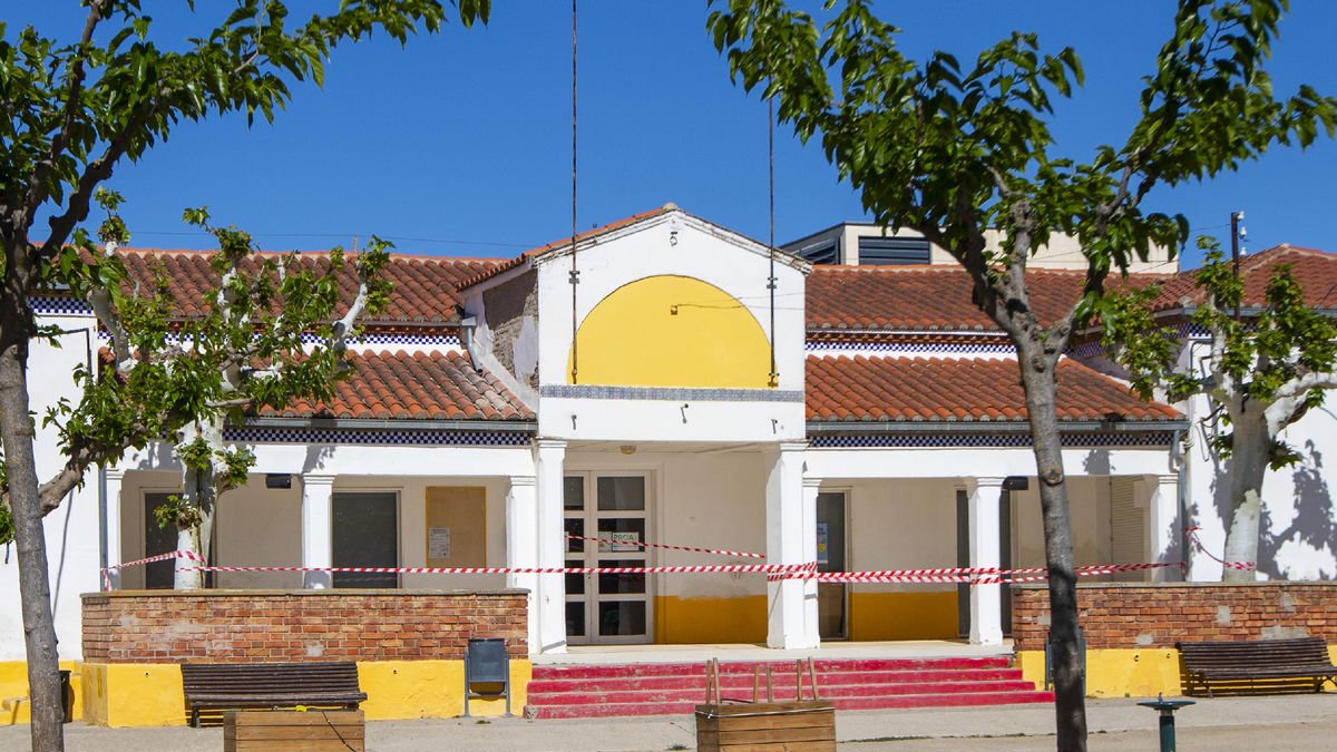 L’escola Antònia Simó, amb la façana escantellada i l’entrada acordonada.